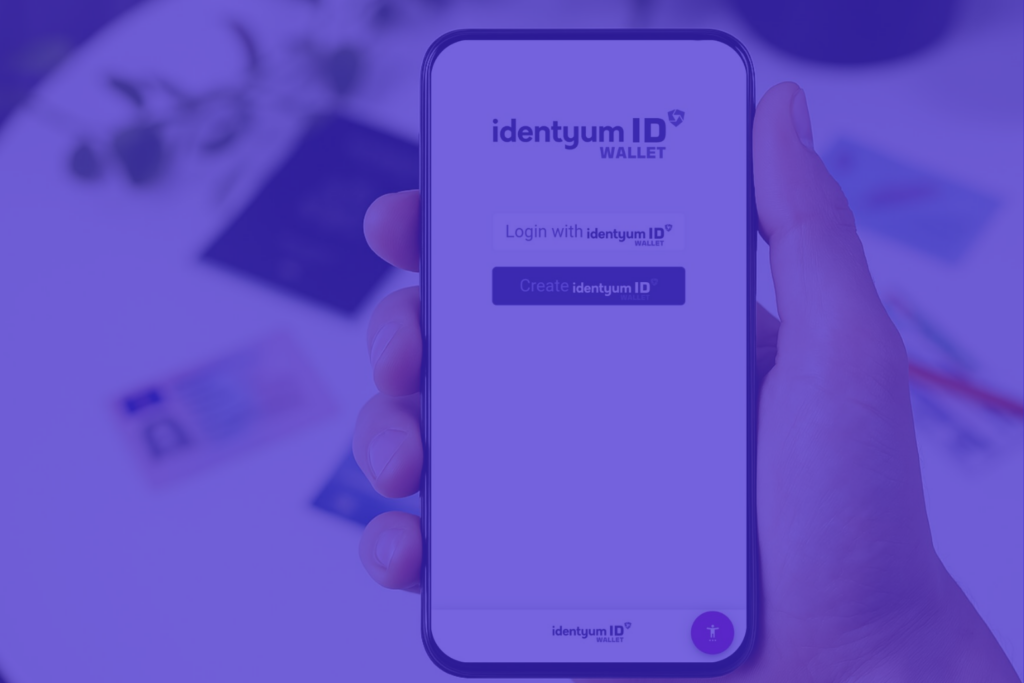 Ruka drži mobitel s Identyum ID Wallet aplikacijom otvorenom na ekranu